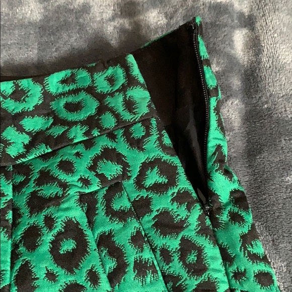 Women’s Banana Republic kelley green leopard print skirt - Picture 4 of 8